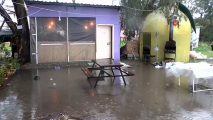 Sağanak sonrası sahildeki kamp alanı ve bahçeleri su bastı