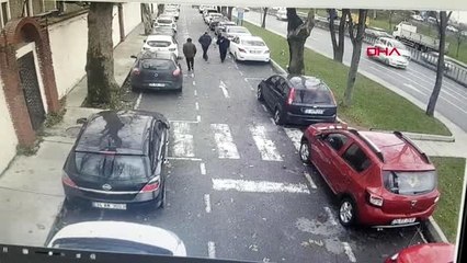 Şişli'de ağaç yoldaki insanların üstüne böyle devrildi