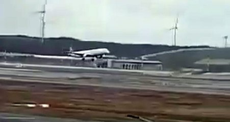 İstanbul Havalimanı'nda sert rüzgâr gecikmelere neden oluyor