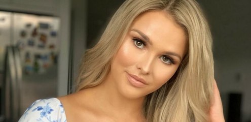 عارضة أزياء جريئة تشعل الجدل بتصرفها بزيارتها للأهرام.. والشرطة تتدخل