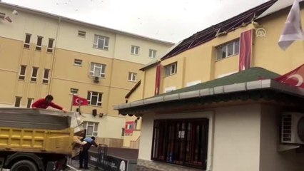 Beylikdüzü'nde okulun çatısı uçtu (2)