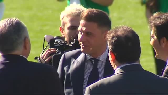 Joaquín recibe el cariño de los aficionados en su renovación hasta 2021