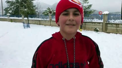 Yurt yolu kardan kapanan öğrencilerin kar sevinci