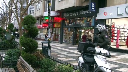 Şiddetli rüzgarda vatandaşların üzerine cam düştü... O anlar kamerada