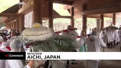 Giant rice cakes offered to shrine in Japanese tradition
