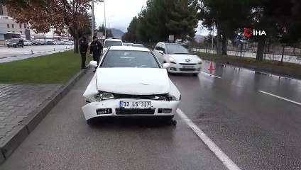 Isparta’da aynı yönde seyreden otomobil, hafif ticari araca arkadan çarptı: 2 yaralı