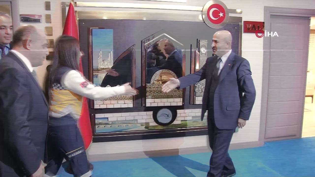 Yürekleri ısıtan sağlıkçı kendi çoraplarını giydirdiği kızla buluştu