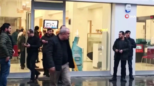 Silahla banka soydu, çıkarken bomba süsü verilmiş paket bıraktı