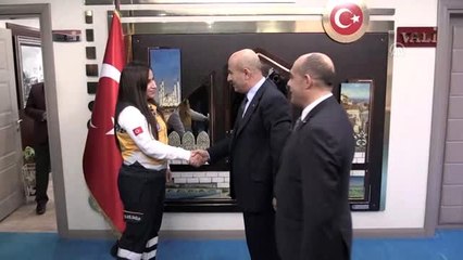 Yangından kurtarılan çocuğa kendi çoraplarını giydiren sağlıkçıya takdirname