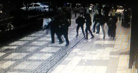 Şiddetli rüzgarın azizliği! İş hanının altından geçen vatandaşların ölümden döndüğü anlar kamerada