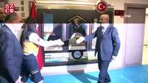 Yürekleri ısıtan sağlıkçı kendi çoraplarını giydirdiği kızla buluştu