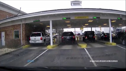 Un conducteur un peu trop pressé de quitter la station service...