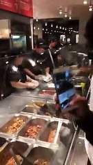 Esta cadena de comida en EE.UU. no atiende a varios negros por temor a que no paguen