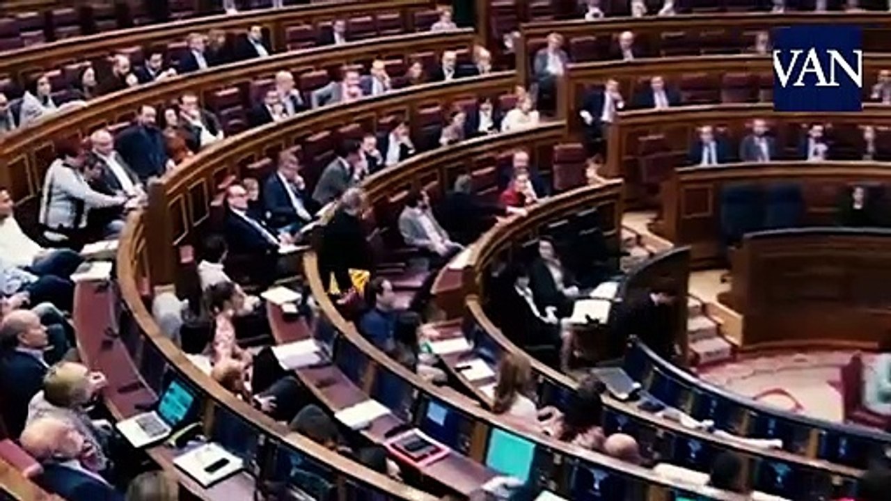 El diputado de ERC Jordi Salvador escupe al ministro Josep Borrell