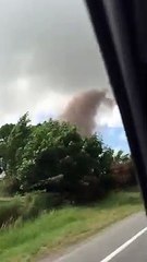Una familia se topa con un enorme tornado en una carretera y pasa esto…