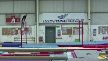 Este gimnasta británico vuela casi 6 metros de una barra a otra estableciendo un récord mundial