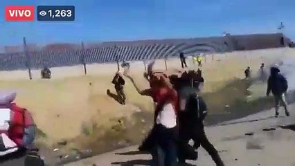 Tải video: Integrantes de la caravana de migrantes intentaron cruzar la frontera de México y EEUU