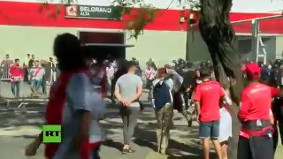¡Una vergüenza!: A pedradas recibieron los hinchas de River Plate al bus del Boca Juniors