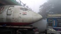 Inde: Un avion bloqué sous un pont !