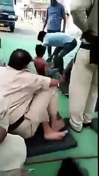 ਮੱਧ ਪ੍ਰਦੇਸ਼ ਦੇ ਦਮੋਹ 'ਚ ਛੋਟੇ ਬੱਚੇ ਦਾ ਬੇਰਹਿਮੀ ਨਾਲ ਕੁਟਾਪਾ ਚਾੜ੍ਹਦੀ ਪੁਲਸ ਤੇ ਬਾਕੀ ਬਣੇ ਹੋਏ ਤਮਾਸ਼ਬੀਨ.