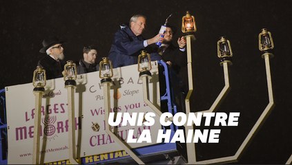 Le maire de New York allume une menorah géante au lendemain de l'attaque au couteau