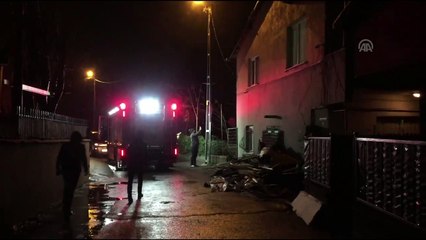 Beykoz'da 2 katlı evin çatısı uçtu - İSTANBUL