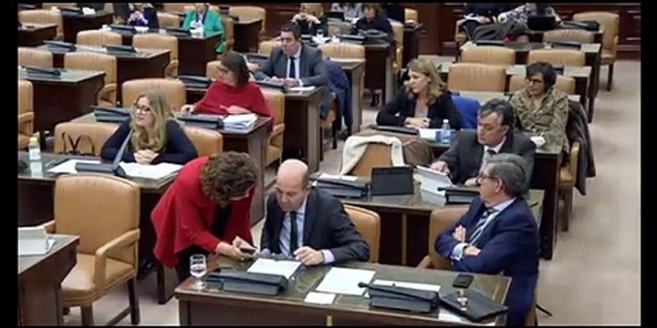Una senadora del PP arrincona a Rosa María Mateo: Puede reírse cuanto quiera, pero yo tengo derecho a hacerle preguntas