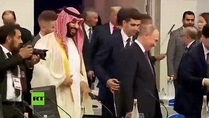 ¡Alta tensión!: Por primera vez Putin no estrecha la mano a Trump