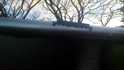 (VIDEO): ¡Encuentran cuchillas de afeitar en los toboganes de este parque infantil!