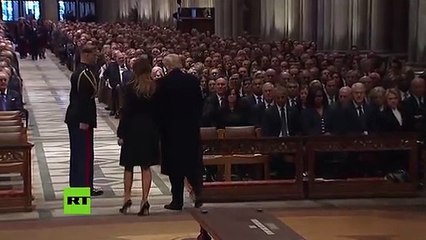 Trump da la mano a los Obama pero hace el vacío a los Clinton en el funeral de George Bush