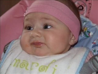 Lya qui mange ses 1er petit pots_0001