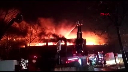 Zeytinburnu'nda fabrika alev alev yandı