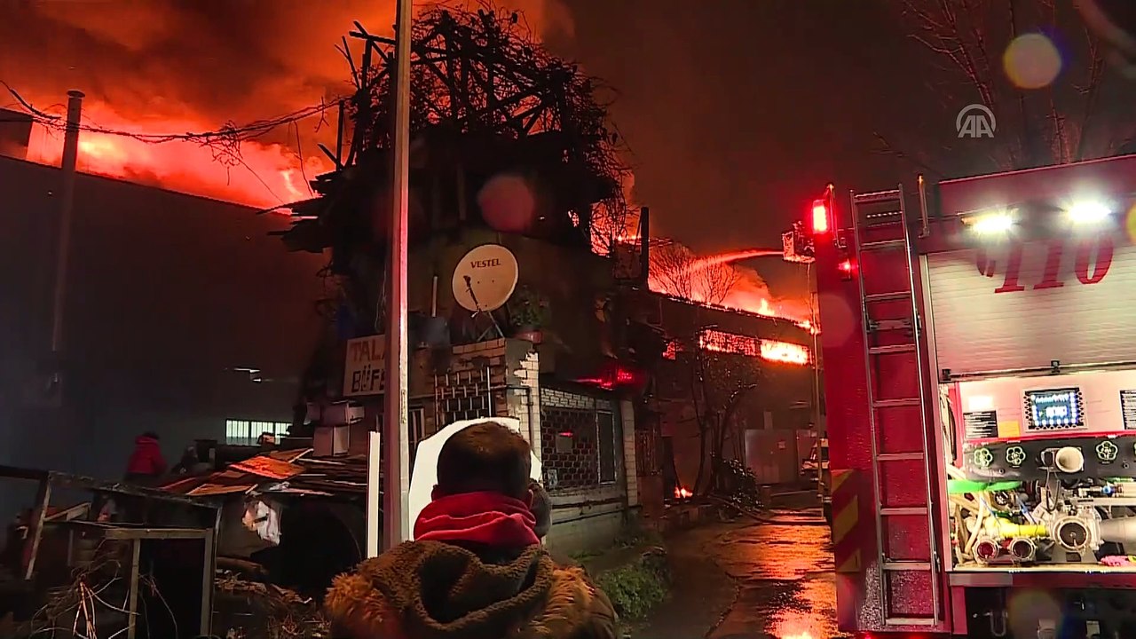 Zeytinburnu'nda iki tekstil fabrikası yandı - İSTANBUL