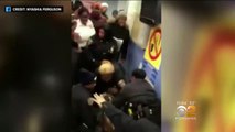 Una mujer es golpeada por la policía de Nueva York mientras carga a su bebé