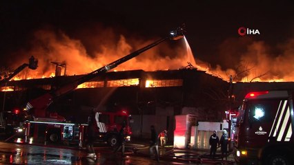 Zeytinburnu’nda yanan fabrika böyle çöktü