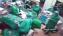 (VIDEO): ¡Violenta pelea entre dos médicos en plena cirugía!