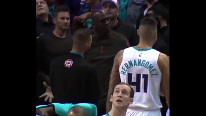 Michael Jordan se enfada y da dos collejas a Malik Monk