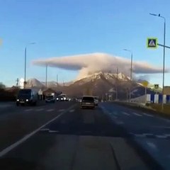 Nave espacial, hongo nuclear o sombrero: Esta espectacular nube deja perpleja a una ciudad