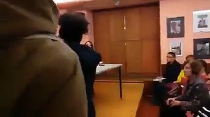 Rita Maestre prueba su propia medicina: manteros entran en un acto suyo al grito de “¡racista, racista!”