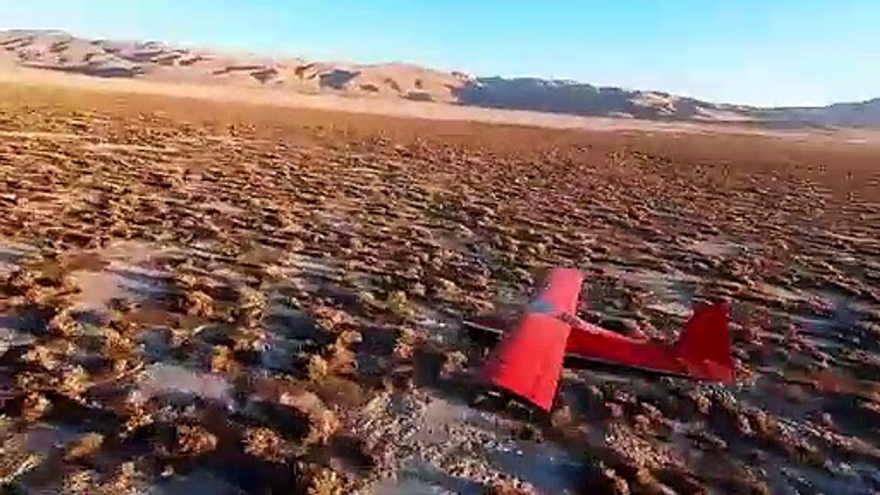 Este tipo coge el ala de una avioneta mientras se asoma de un helicóptero en pleno vuelo