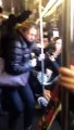 Detienen a esta mujer en el metro de Nueva York por una inexplicable agresión racista