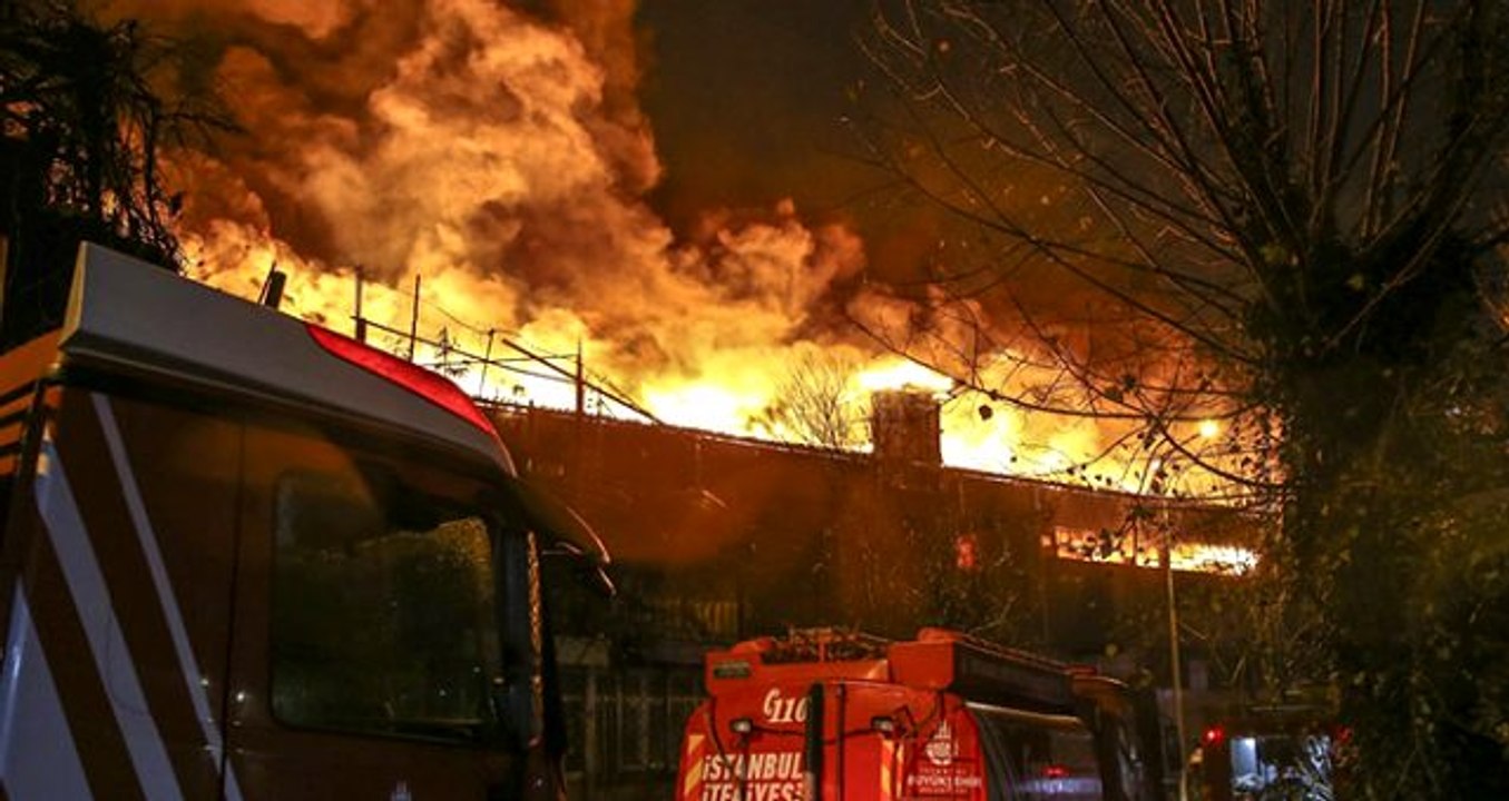 Zeytinburnu'nda iki tekstil fabrikası yandı! Büyük çapta maddi hasar oluştu
