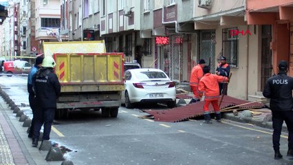 Esenler’de rüzgar nedeniyle çatıdan düşen parçalar 4 araca hasar verdi