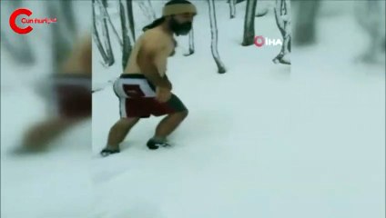 Görenlerin içini titreten görüntüler... Kar banyosu yaptı