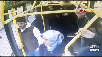 Kızını rahatsız ettiğini iddia ettiği şahsa anneden yumruk