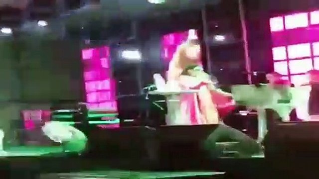 Şarkıcı Deniz Seki sahneden düştü!