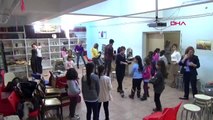 Sinop köydeki minik öğrencilere 'kuaför' sürprizi