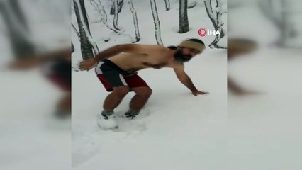 Yeni yıla kar banyosu yaparak girdi