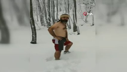 Yeni yıla kar banyosu yaparak girdi