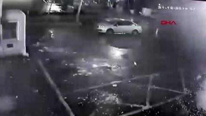Zeytinburnu'nda fabrikada patlama anı ve çalışanların dışarı çıkması kamerada